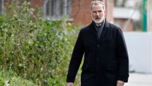 Felipe VI asiste en Sevilla al funeral de su primo Fernando de Borbón y Medina