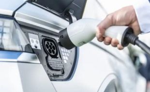 Los eléctricos a la espera de que el Gobierno reactive las ayudas