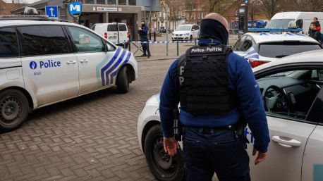 Dos individuos disparan al aire con fusiles en el metro de Bruselas