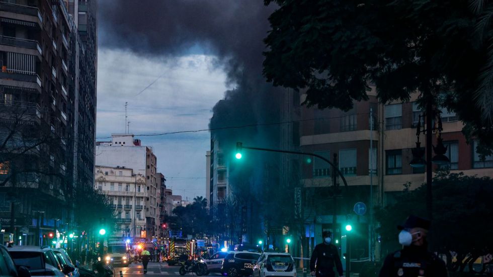 Asisten por inhalación de humo a 18 personas en el incendio de un bingo en Valencia