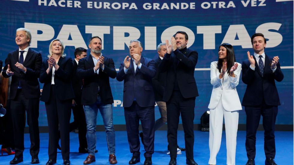Abascal copia el eslogan Trump y llama a 'hacer Europa grande otra vez'