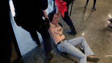 Una activista de Femen irrumpe con el pecho desnudo en la cumbre de 'Patriots'