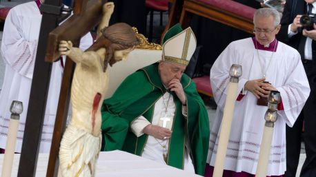 El Papa interrumpe la lectura de su homilía por dificultades en la respiración