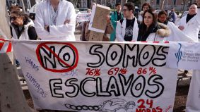 Médicos de toda España se manifiestan contra la ministra de Sanidad