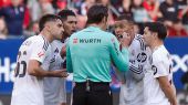 LaLiga. Un arbitraje muy polémico provoca el pinchazo del Real Madrid en Pamplona
