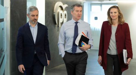Feijóo censura la política migratoria de Sánchez ante el comisario europeo de Migración