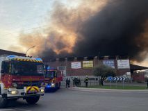 Arde una nave de 12.000 metros cuadrados en el polígono industrial de Cobo Calleja