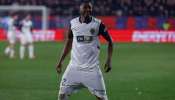 LaLiga. Un taconazo de Sadiq rescata en el añadido un punto vital para el Valencia