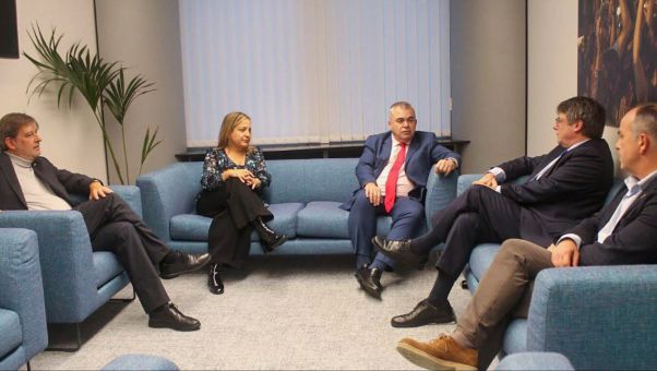 Incluye la transferencia de competencias relacionadas con la acogida y la integración de inmigrantes, así como su regularización administrativa.