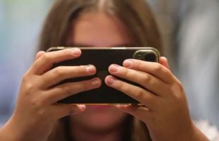 Así afecta al sueño pasar una hora ante una pantalla después de ir a la cama
