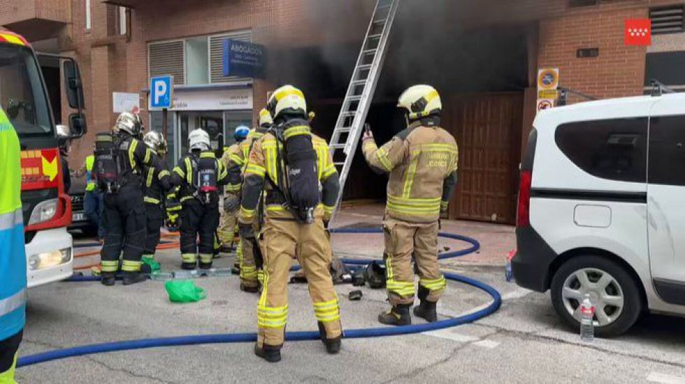 Dos bomberos fallecen y uno herido crítico en un incendio en Alcorcón