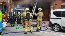 Fallecen dos bomberos tras arder un coche eléctrico en un garaje en Alcorcón