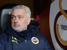 Mourinho pierde los papeles y estruja la nariz del entrenador del Galatasaray