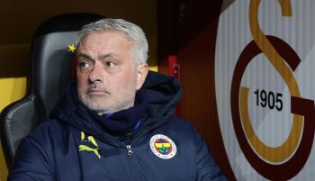 Mourinho pierde los papeles y estruja la nariz del entrenador del Galatasaray