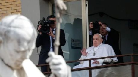 El Papa continúa mejorando, pero aún necesita oxígeno