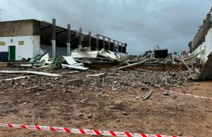 Tres trabajadores muertos tras derrumbarse una nave por el viento en Coria