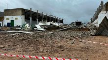 Tres trabajadores muertos tras derrumbarse una nave por el viento en Coria