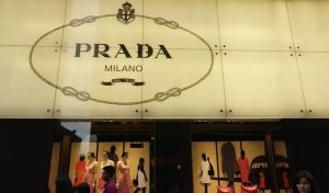 La casa de moda Prada compra Versace por 1.250 millones de euros