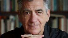 'La importancia de los premios literarios está en las dotaciones económicas'