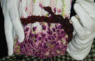 La metamorfosis del bolso: del gato de Valentino al vaso térmico de Balenciaga