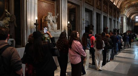 Largas colas para visitar la tumba de Francisco en Santa María la Mayor