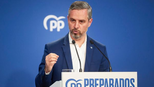 Juan Bravo sale de la reunión en el Ministerio de Economía con las manos vacías: 'No quieren seguir contando con el PP, se han acabado las negociaciones'.