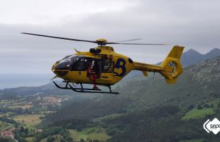 Un helicóptero de Bomberos Asturias se hunde en un pantano al cargar agua para un incendio