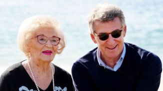Feijóo felicita a las madres, especialmente a la suya, Sira: 'Genio y figura'