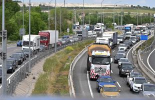 La vuelta del puente de mayo complica las carreteras, sobre todo las de entrada a Madrid
