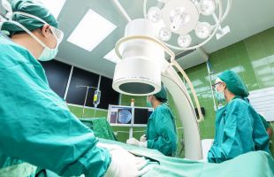 Completan el primer trasplante de corazón e hígado de donante en paro cardíaco controlado