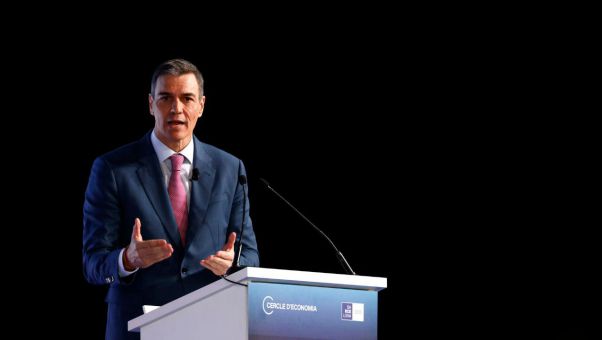 En su momento más bajo, el presidente del Gobierno se postra ante Puigdemont para tratar de salvar una legislatura tocada de muerte.