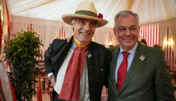 Jeremy Irons cumple su promesa al alcalde y visita la Feria de Abril