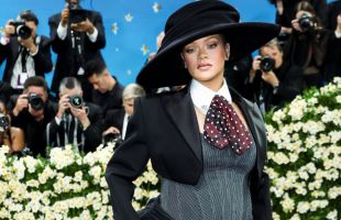 Rihanna anuncia su tercer embarazo en la Met Gala