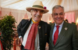 Jeremy Irons cumple su promesa al alcalde y visita la Feria de Abril