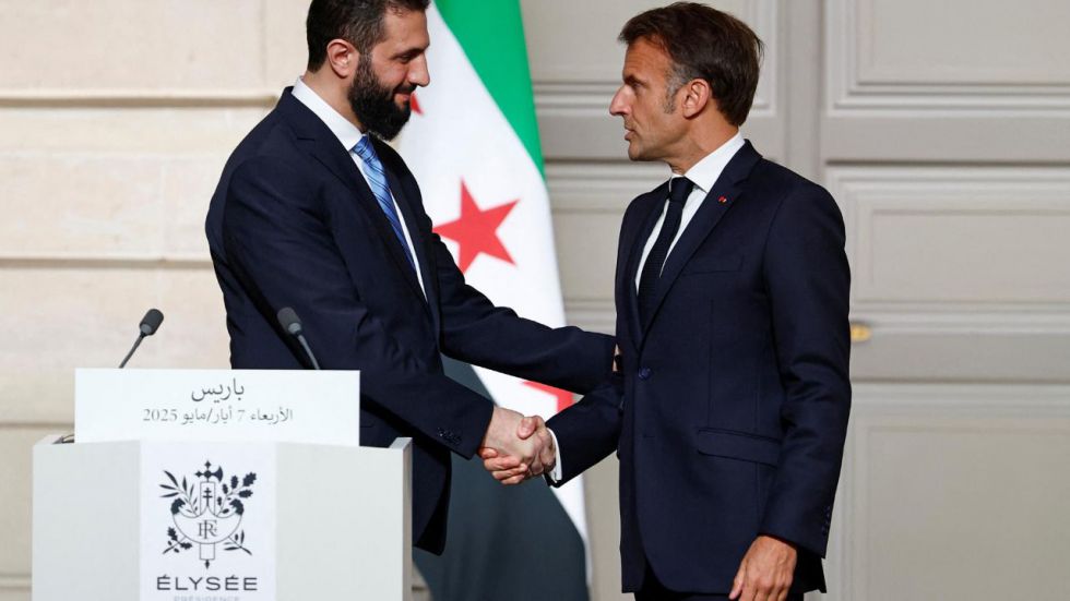La foto de la vergüenza: Macron recibe en el Elíseo al 'presidente' de Siria, excabecilla de Al Qaeda