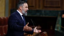Abascal llama 'Pedro Chávez' a Sánchez y lo acusa de 'ser el señor de las placas solares'