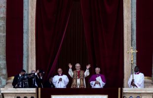 Así ha saludado por primera vez León XIV desde el balcón de la basílica de San Pedro