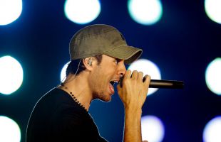 Enrique Iglesias cumple 50 años y prepara su regreso a España