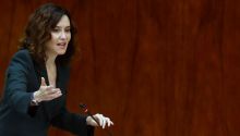 Ayuso: 'Al Gobierno se le funden los plomos porque pone a inútiles en infraestructuras clave'