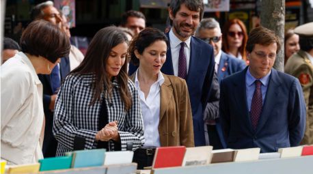 La Reina Letizia visita la Cuesta de Moyano con motivo de su centenario