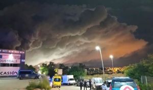 Un incendio genera una nube tóxica con cloo que afecta a cinco municipios catalanes