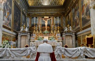 León XIV acude a la tumba de Francisco tras visitar por sorpresa un santuario agustino
