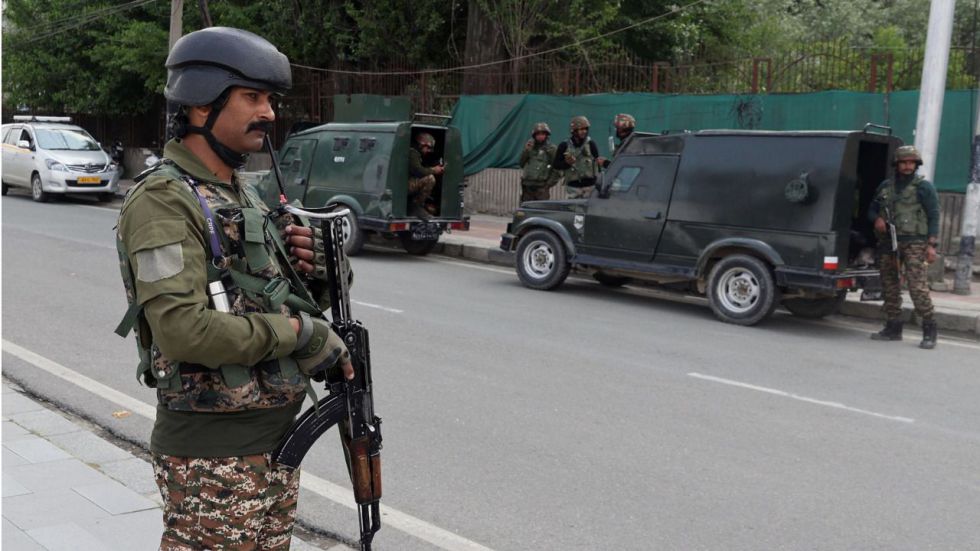 La India acusa a Pakistán de violar un incierto 'alto al fuego' de apenas unas horas