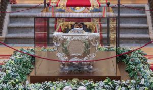 Veneración a Santa Teresa de Jesús con el sepulcro abierto en Alba de Tormes