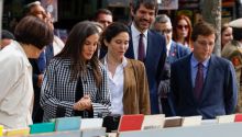 La Reina Letizia visita la Cuesta de Moyano con motivo de su centenario