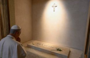 León XIV acude a la tumba de Francisco tras visitar por sorpresa un santuario agustino