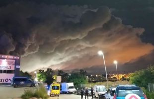 Un incendio genera una nube tóxica con cloro que afecta a cinco municipios catalanes