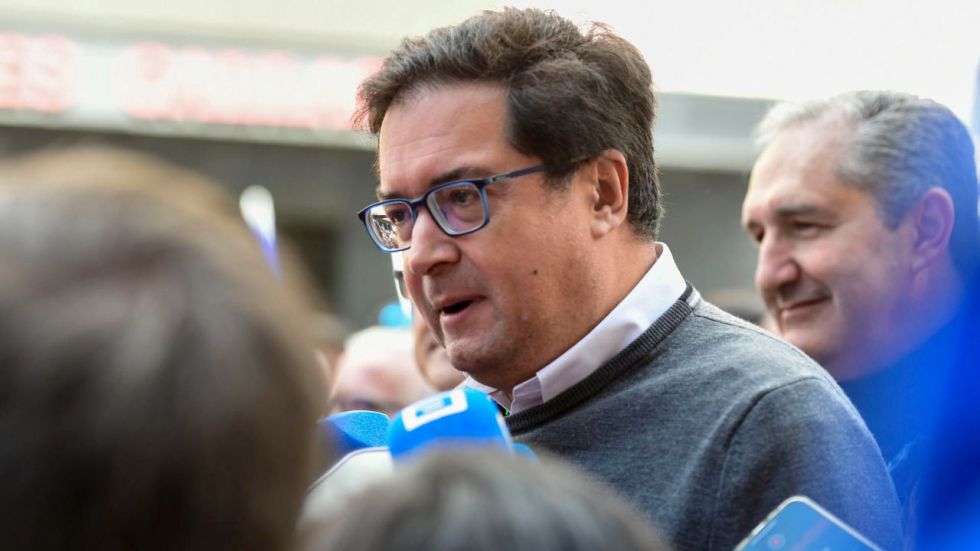 López, indignado por la filtración de los mensajes de Sánchez en los que ordena a Ábalos disciplinar a los barones