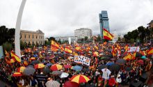 Masiva manifestación en Madrid para exigir la dimisión de Sánchez 'por la dignidad de España'