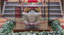 Veneración a Santa Teresa de Jesús con el sepulcro abierto en Alba de Tormes